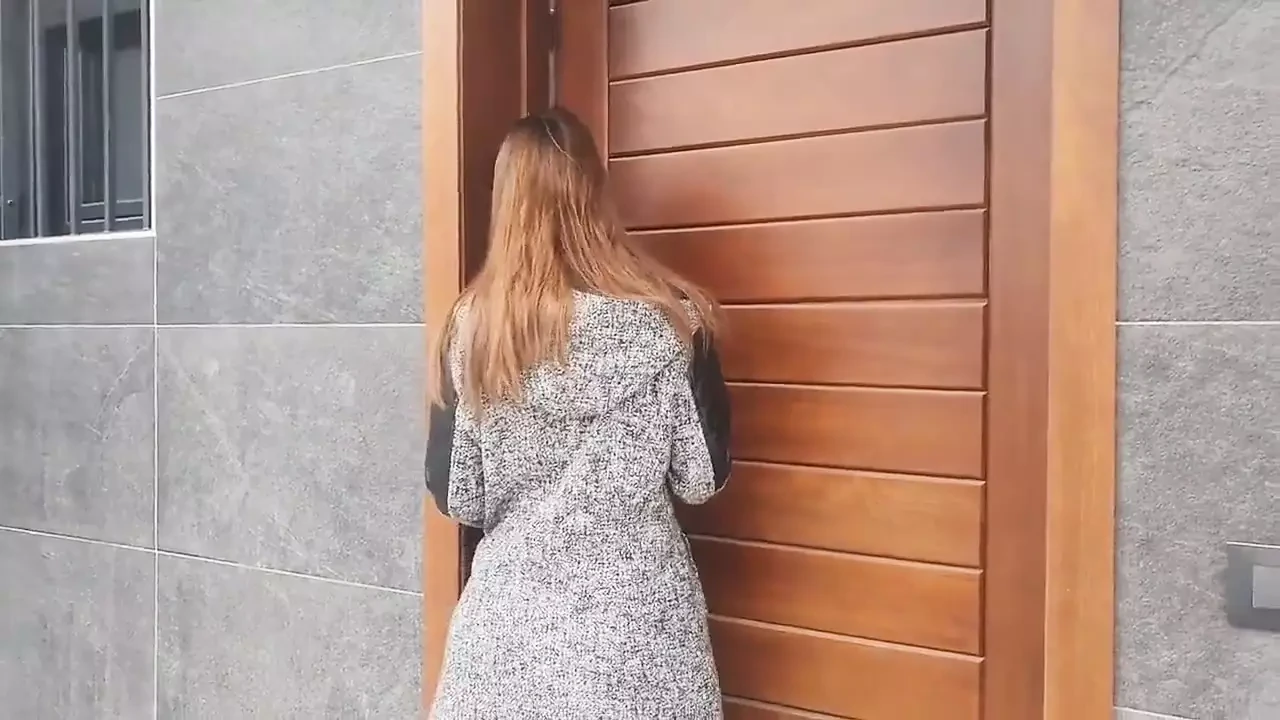 Jiran menyelinap ke dalam rumah saya dan mengongkek saya