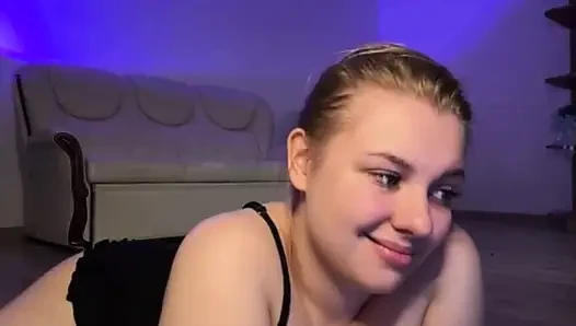 Bbw jucielussie sutt vor der kamera und lutscht dildo