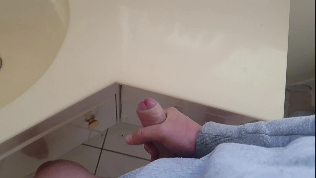 粗大的白鸡巴在慢动作高清视频中喷出大量精液！