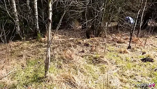 Немецкая девушка и ее худенькая лучшая подруга-латина трахают незнакомца после того, как застукали