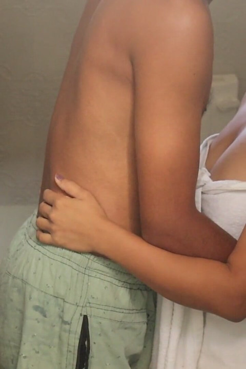 Παθιασμένο Desi Σεξ και Βαθύ Λαιμό στο Μπάνιο - Facial