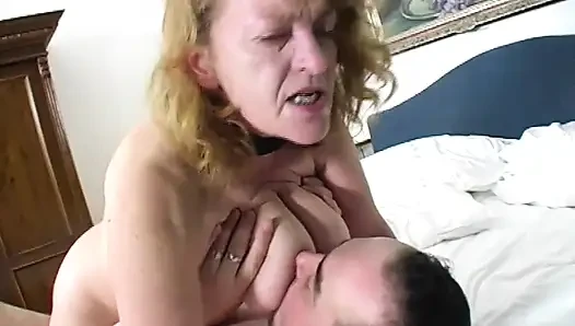 Milf muschi-party mit dicken möpsen