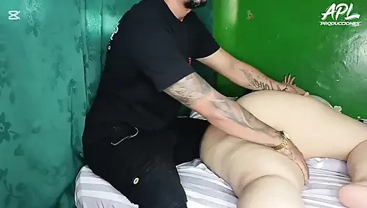 Gemuk menggerakkan pantatnya saat saya meniduri pantatnya