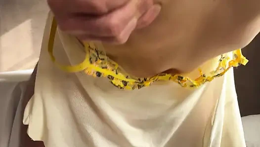 Meine fürsorgsame ehefrau rasiert meinen penis sehr sorgfältig.