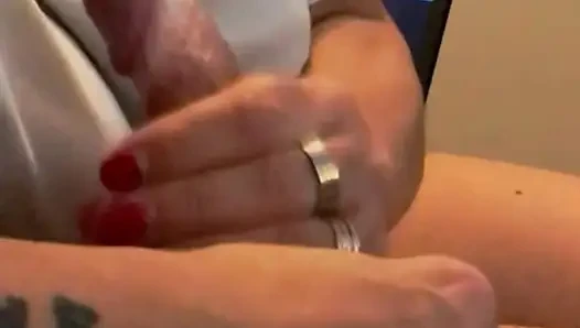 Birlikte televizyon izlerken hızlı bir elle muameleden sonra büyük miktarda döl