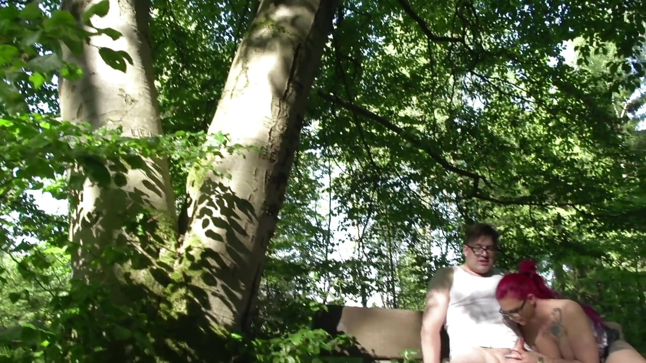 สาวรอยสักตูดใหญ่ผมสีแค่รักการเย็ดอย่างกะทันหันกับคนสัญจรในป่า