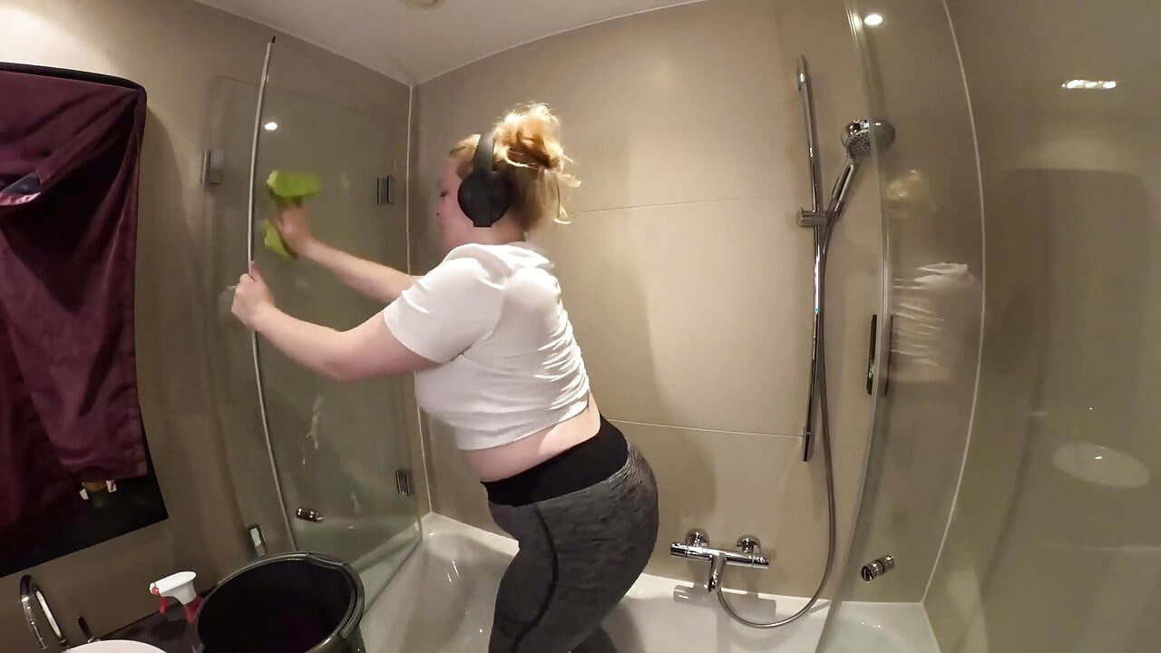 Raphaela's Cleaning Fetish - Part 1