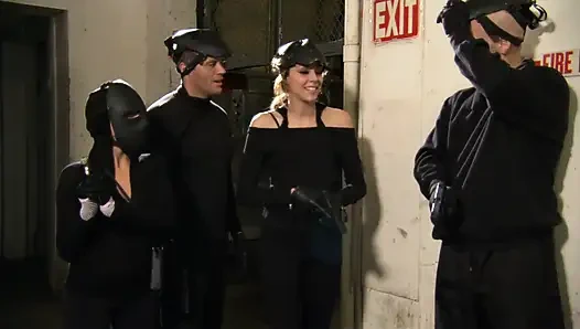 Büyük memeli bebek minibüste sikiliyor