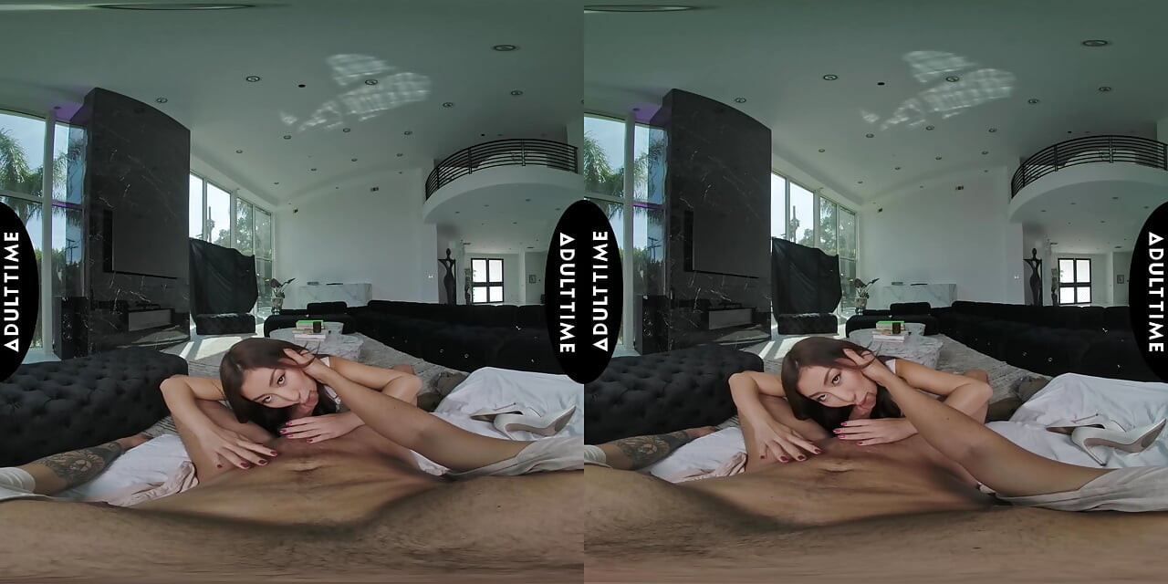 ZBLÍZKA VR - Nicole Doshi převezme kontrolu v cowgirl vr pov s velkými kozami hardcore jízdy