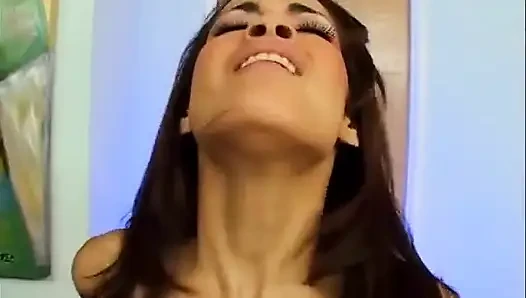 Cewek sange latina lagi asik ngentot kontol besar sampai dicrot di muka