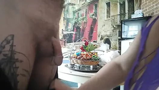 Lutscht meinen schwanz und bekommt einen schluck sperma