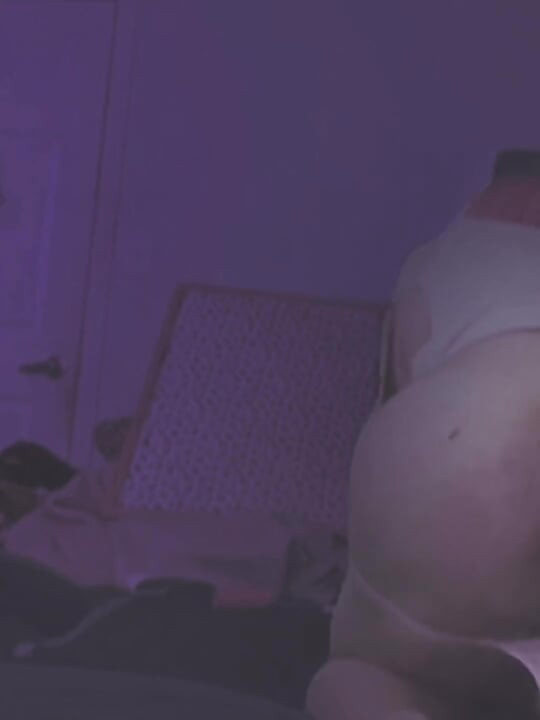 Sissy jaše dildo od lignji i jebe je nasumični crni kurac s Grindra