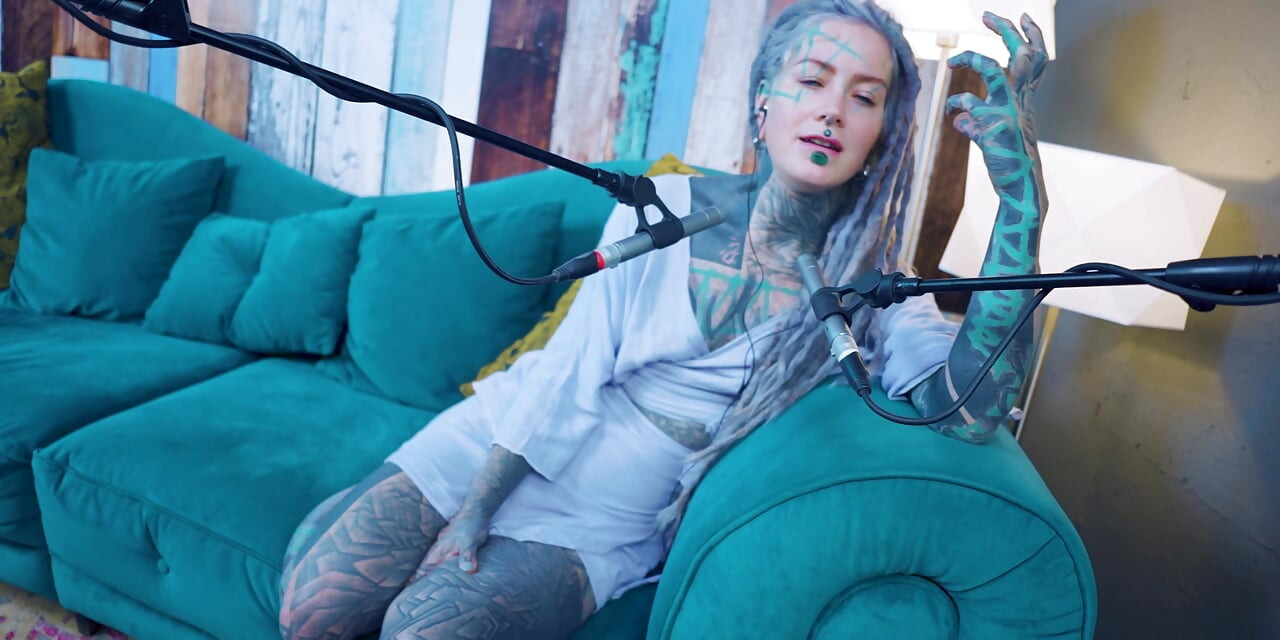 L - aşk hakkında konuşuyorum - asmr podcast sfw konuşuyor gotik sıska kız dreadlocks dövmeli model dövmeli kız
