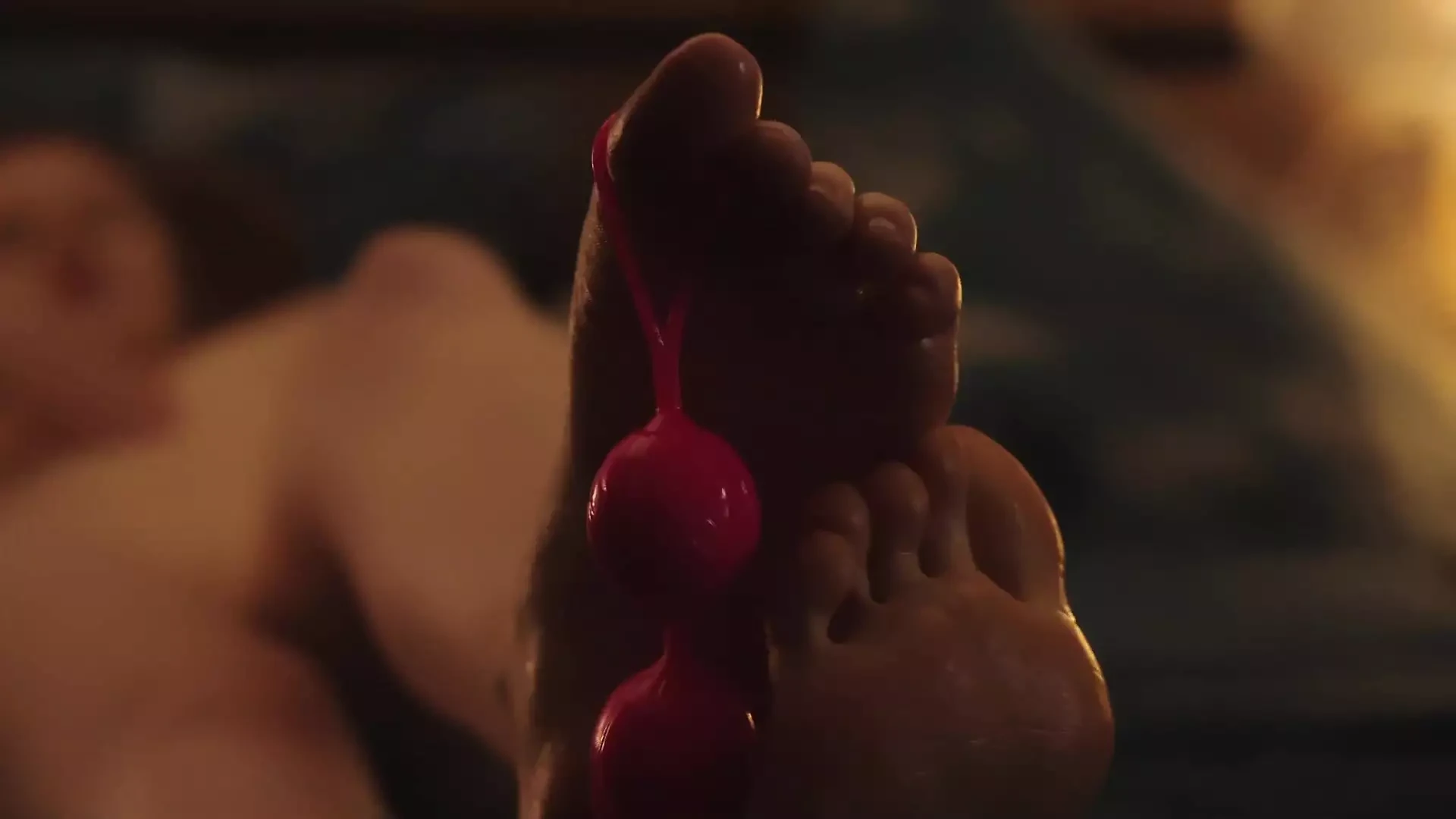 genç bir kaltak gelen footjob ile topları içinde ona parmak