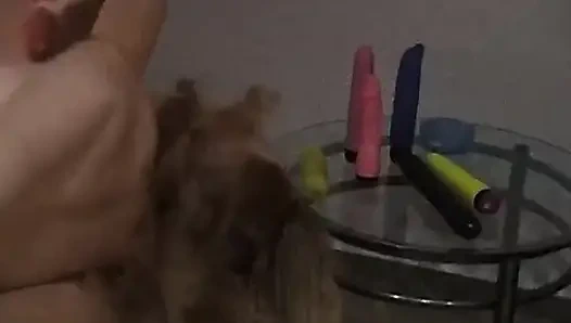 Vollbusige blondine spielt mit ihrer haarigen muschi