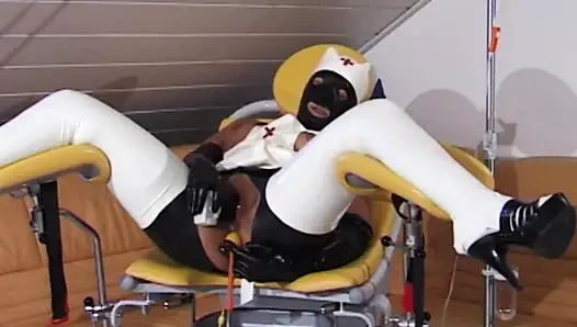 Wanita sange ini lagi asik muasin memeknya pakai mainan seks