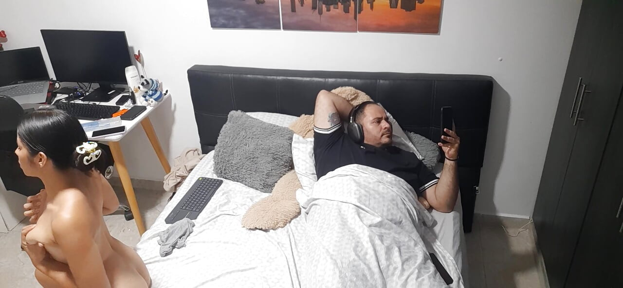 J’encourage mon petit ami à avoir des relations sexuelles.