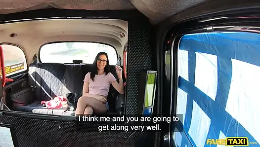 Fake taxi - nikki fox zeigt ihre rasierte ungarische muschi liebt schwanz