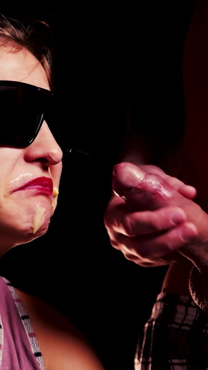 Ein blindes mädchen betrügen ... EIN SPIEL DES GESCHMACKES mit einem blinden Freund. | Clip 1