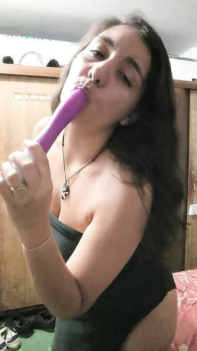 Sexy venezuelansk kvinde klæder sig helt nøgen og viser sin smukke krop frem