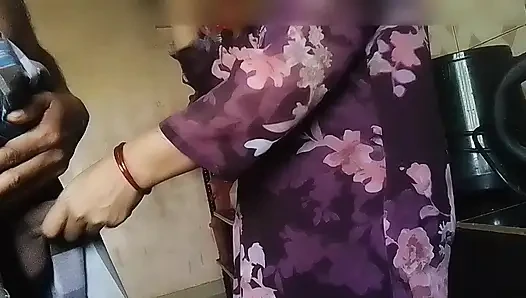 Tamilisches dorfmädchen lutscht den schwanz ihres ehemanns in der küche