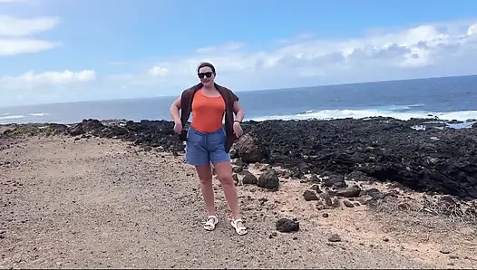 Gadis nakal ini berenang sambil bugil di kolam renang alami