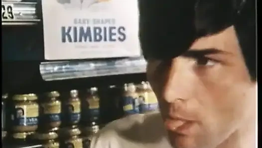 Geiles schwanzlutschendes schätzchen nimmt schwanz in die muschi und spritzt im klassischen porno ab