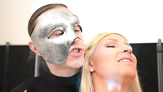 Сексуальный утечка энергии XXX с Vanessa Cage в качестве чудо-женщины