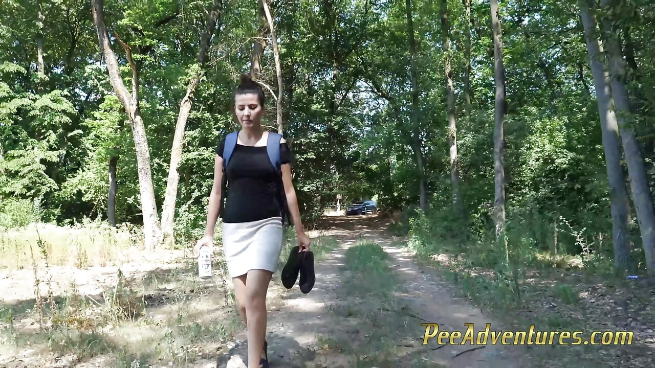 Vacío mi vejiga al aire libre - me desnudo competentemente en un claro en el bosque