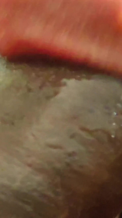 ชายผิวดํากําลังพยายามอย่าน้ําแตกกับเมียดูดควยของเขา ล้มเหลวและจบลงด้วยการแตกในปากเธอ | คลิป 1