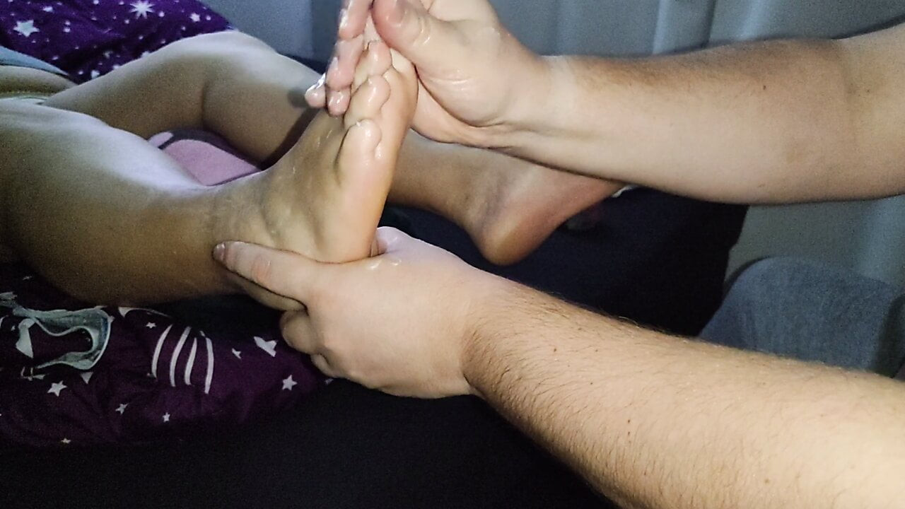 工作14小時後的放鬆足部按摩