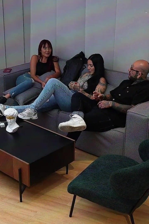 무슨 일이야! 나는 우리가 노는 동안 찢어진 청바지 너머로 내 여동생의 가장 친한 친구와 섹스합니다