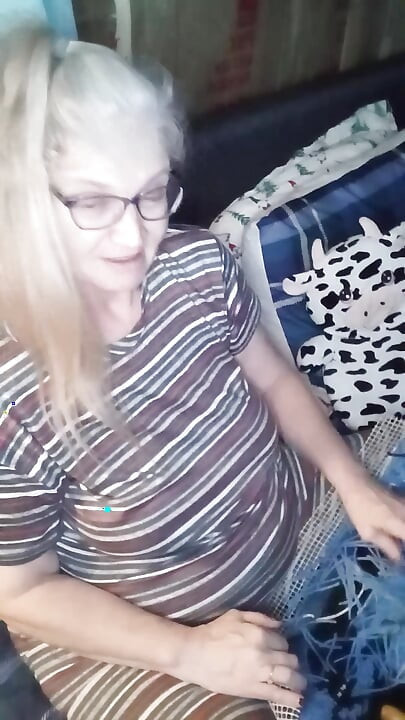 Hot BBW Momma Takes Care Of Her Beautiful Pussy!