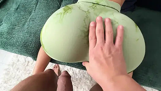 Mein dicker arsch hat den schwanz des stiefbruders eingeölt, bis er auf sich selbst spritzt