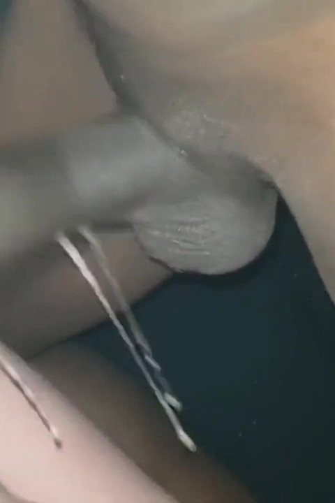 Cewek semok kulit hitam ini dientot habis-habisan sama kontol besar pria kulit hitam sampai mulutnya tersangkut