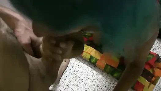 Cewek berambut biru orgasme menelan semua air maniku