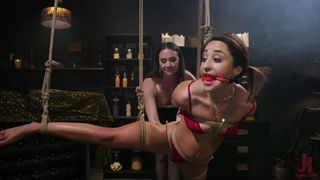 Lesbische hekserij: Chanel Preston betovert anale maagd