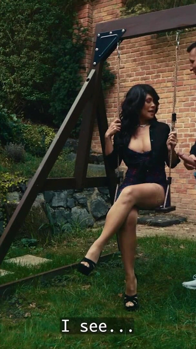 MATURE4K. Yaramaz komşu esmer olgun seviyor | Klip 1