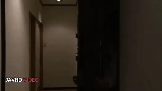 Shino izumi si tante seksi jepang dengan stoking ketat menawarkan footjob liar sebelum sesi ngentot liar tante seksi