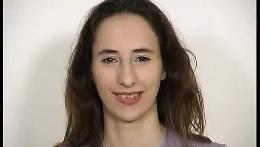 Sexy brünettes teen mag es, beim casting mit ihrer muschi zu bespiele