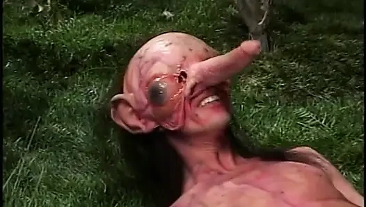 Cewek pirang memek besar disodok di luar ruangan oleh makhluk hidung panjang
