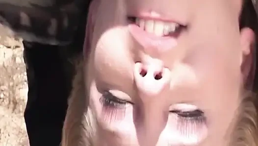 Olgun sarışın orta yaşlı seksi kadın açık havada yarak emiyor ve ıslak amcığını açıyor