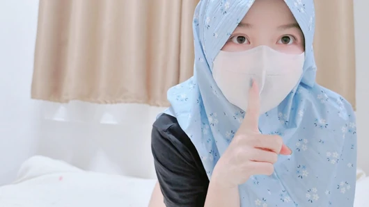 Pov: kamu nonton gadis berhijab menggodaku dengan kaos seksi dan pemalu.