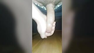 Une grosse bite se masturbe puissamment avec éjaculation