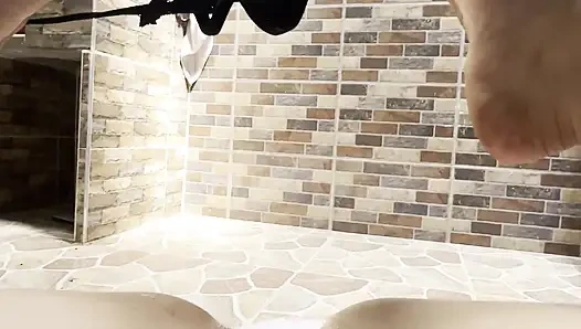 Güzel üvey kız kardeş, üniversiteye gitmeden önce cliptorisiyle oynamayı seviyor