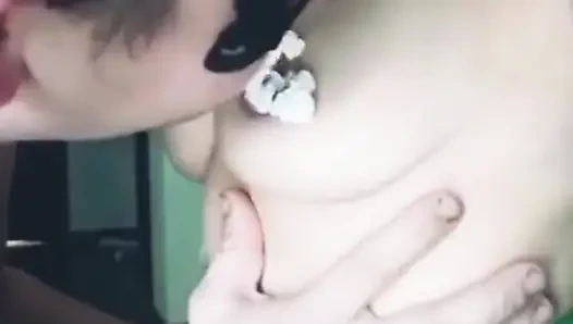 Облизывайте взбитые сливки с груди