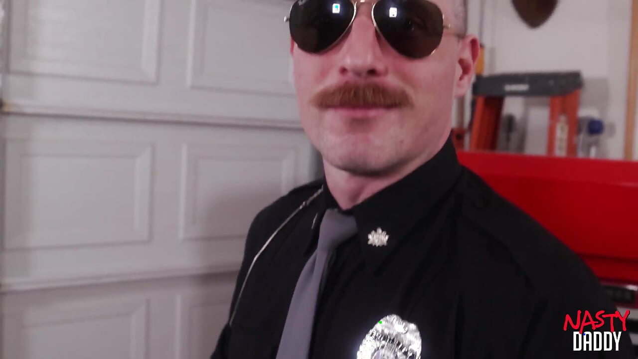 嫌なパパ警官ジャック・リードが指揮を執り、制服姿でお前を仕留める