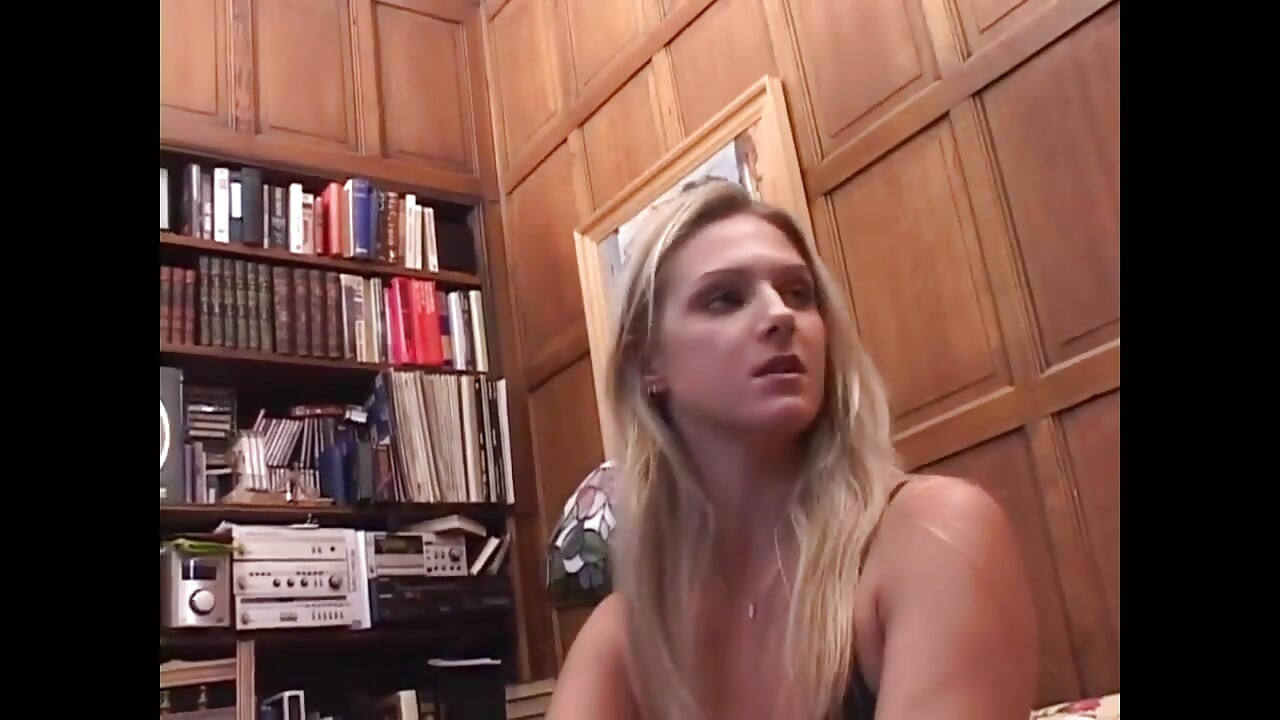 شقراء شابة جميلة كريمة داخل كسها من قبل الديك الكبير وكريمة في فمها من قبل آخر