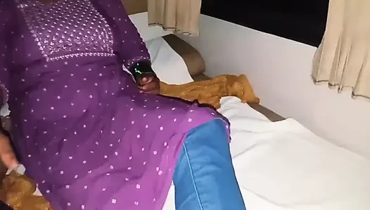 Klimali otobüste riskli oral seks. Sıcak Desi Priti Bhabhi.