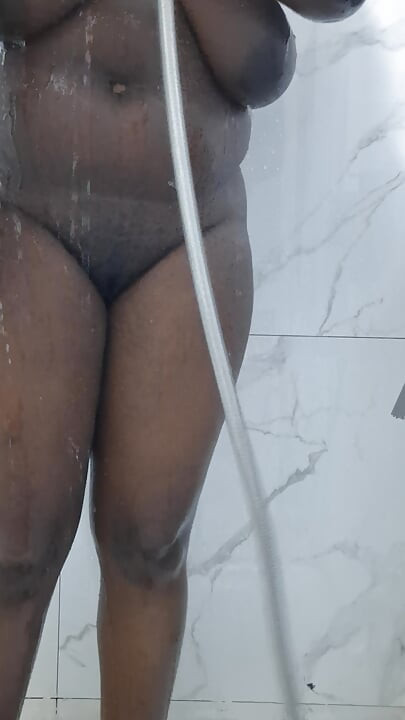 Un baño de gel caliente lavándome el coño para dejarlo limpio y poder follar.
